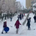Gaziantep'te çocuklar poşet ve leğen ile kayarak eğlendi