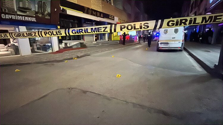 Gebze'de restorana araçtan silahlı saldırı: 2 yaralı