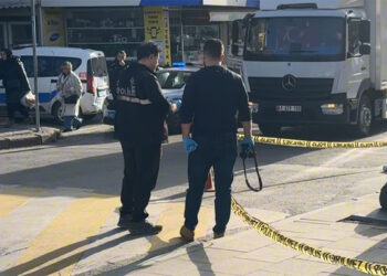 Gebze'de araç içerisinden silahla ateş açıldı 2 kişi yaralandı