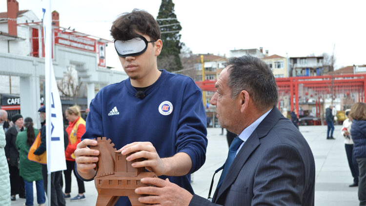 Görme engellilerin yaşadığı zorluklara dikkat çekmek için ‘Empati Parkuru' kuruldu