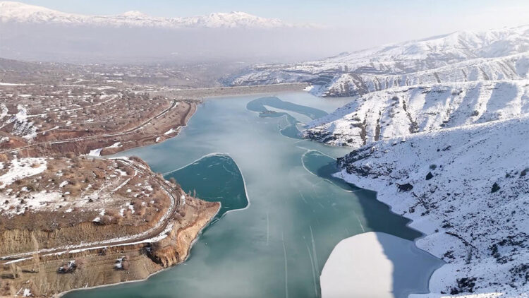 Göyne Baraj gölünün yüzeyi buz tuttu