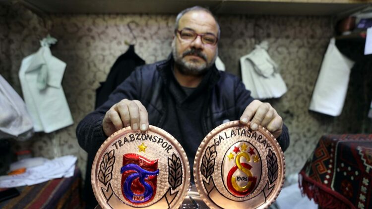 Gaziantep yarı finale hazır; esnaf takımların logolarını bakıra işliyor