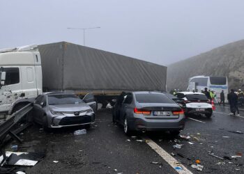 Gaziantep'te 10 araçlı zincirleme kaza 2 ölü,10 yaralı