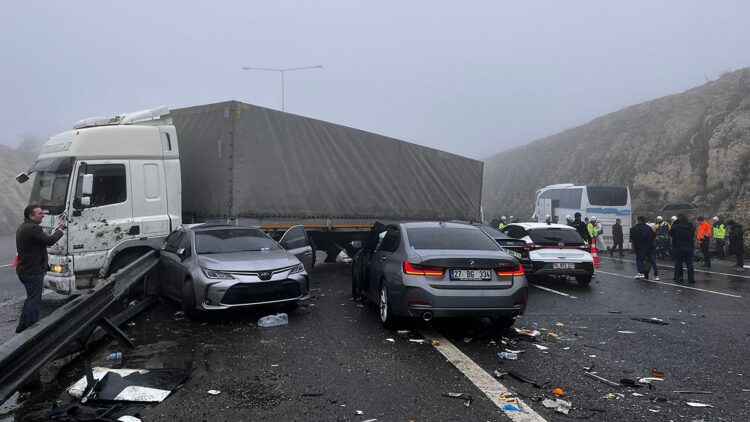 Gaziantep'te 10 araçlı zincirleme kaza 2 ölü,10 yaralı