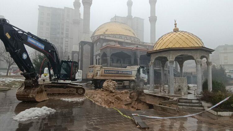 Gaziantep'te caminin avlusunda çökme