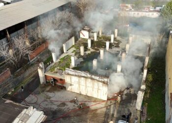 Gaziosmanpaşa'da avize deposunda çıkan yangın söndürüldü
