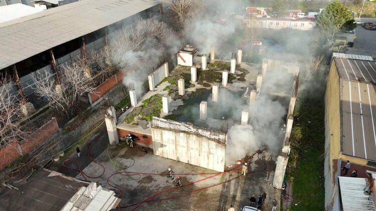 Gaziosmanpaşa'da avize deposunda çıkan yangın söndürüldü