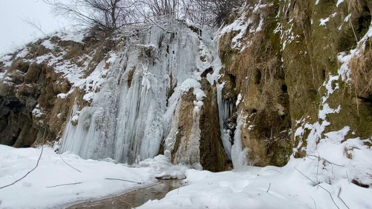 Girlevik Şelalesi dondu, 3 metrelik sarkıtlar oluştu