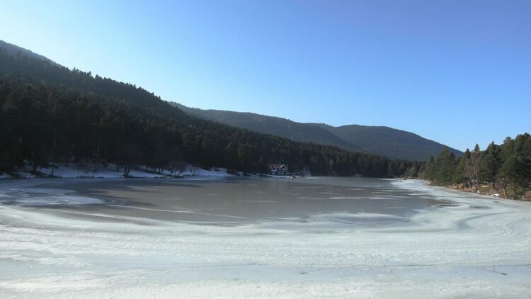 Gölcük Tabiat Parkı'ndaki göl buz tuttu