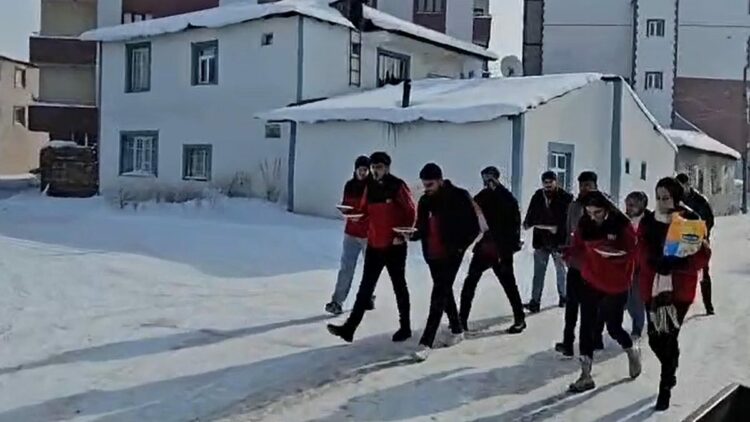 Göle'de üniversite öğrencileri, dondurucu soğukta hayvanları beslediler