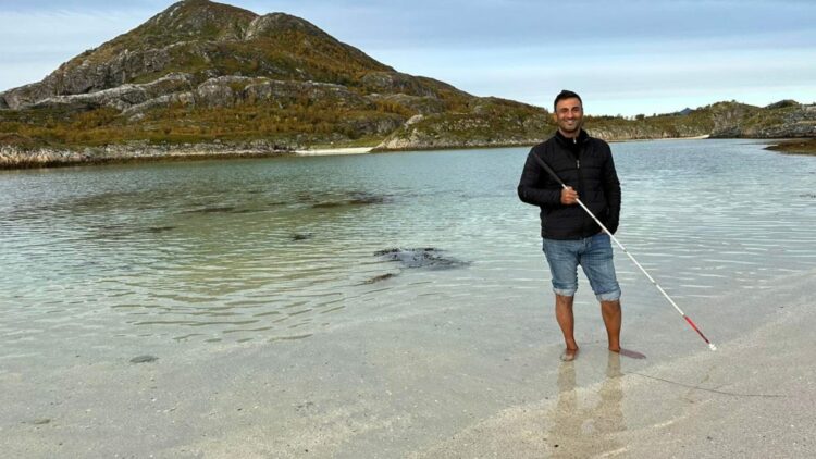 Görme engelli öğretim üyesi, beyaz bastonuyla 60 ülke gezdi