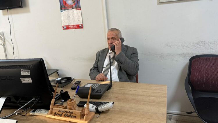 Görme engelli santral görevlisi, hastanenin sesi oldu