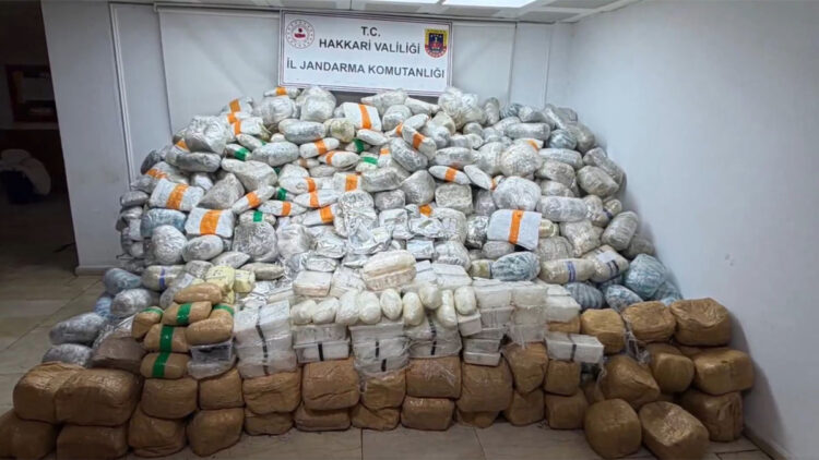 Hakkari'de 860 kilo uyuşturucu madde ele geçirildi