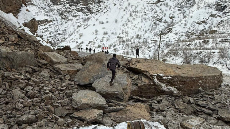Hakkari–Çukurca karayolunda heyelan
