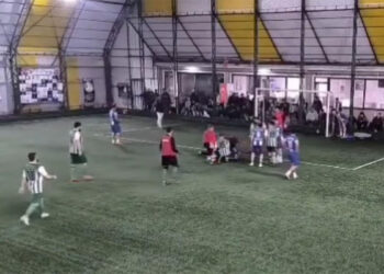 Dili boğazına kaçan futbolcuyu maçın hakemi kurtardı