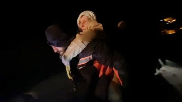 Hastayı 1 kilometre boyunca sırtlarında taşıyıp ambulansla ulaştırdılar