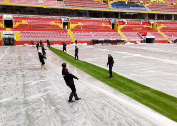 Süper Lig ekibinin stadyumunun zeminine naylon örtü serildi
