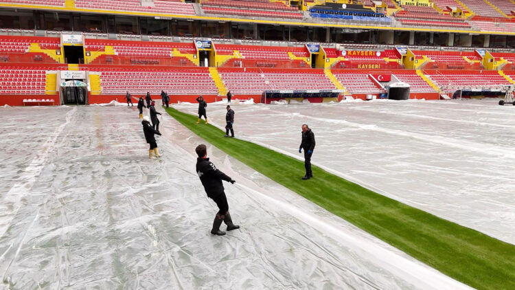 Süper Lig ekibinin stadyumunun zeminine naylon örtü serildi