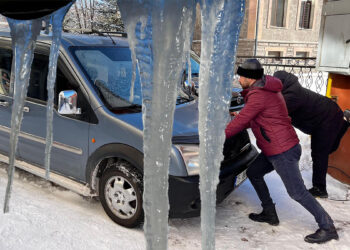 Hava sıcaklığı eksi 24,8’e düştü, araçlar çalışmadı, dev buz sarkıtları oluştu