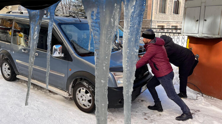 Hava sıcaklığı eksi 24,8’e düştü, araçlar çalışmadı, dev buz sarkıtları oluştu