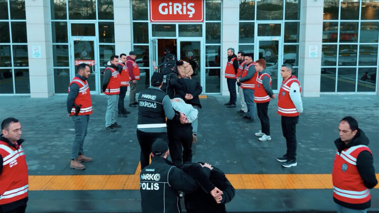 Helikopter destekli uyuşturucu operasyonu; 16 tutuklama