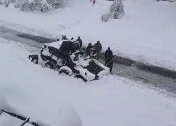 Hakkari'de askeri araç yolda kaldı, köylüler yardıma koştu