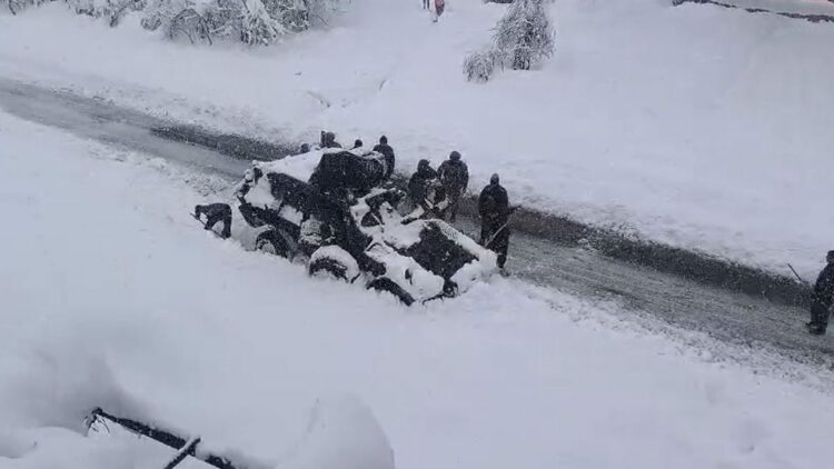 Hakkari'de askeri araç yolda kaldı, köylüler yardıma koştu