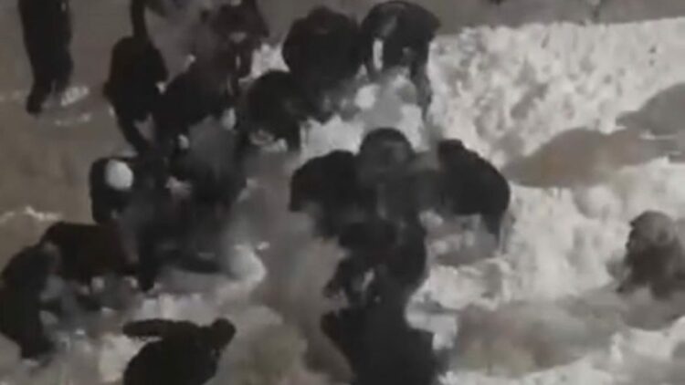 Hakkari'de çatıdan düşen kar kütlesinin altında kalan 2 öğrenci yaralandı