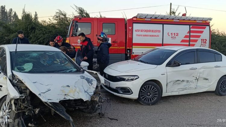 Hatay'da 5 aracın karıştığı zincirleme kaza kamerada; 4 yaralı