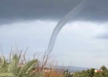Hatay'da hortum çıktı; denizde dev dalgalar oluştu