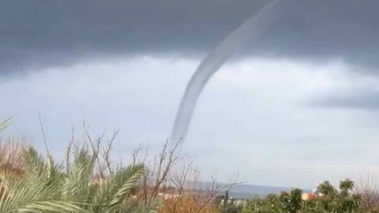 Hatay'da hortum çıktı; denizde dev dalgalar oluştu