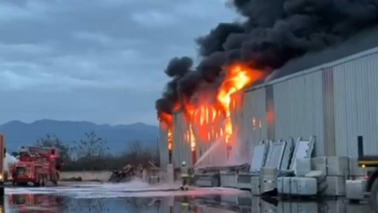 Hatay'da lastik deposunda yangın