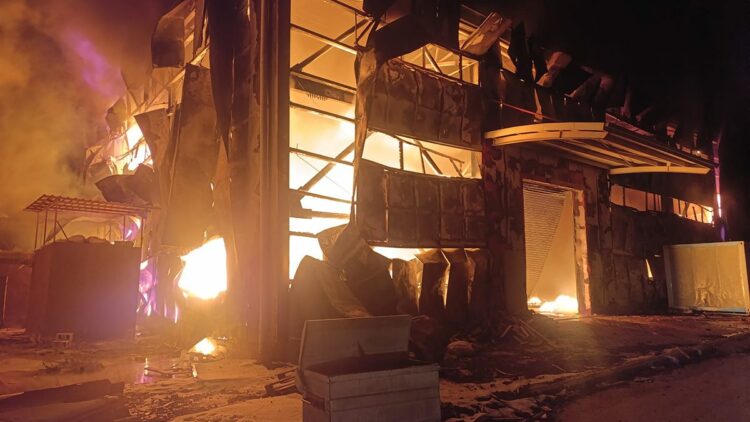 Hatay'da sünger deposu yandı