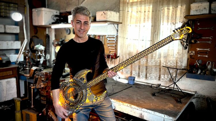 Hurda metalleri, antika dekoratif objelere dönüştürüyor