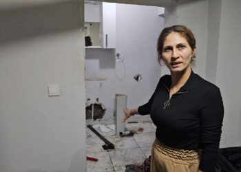 İletişim firmasının altyapı çalışmasında su borusu zarar gördü; evi su bastı