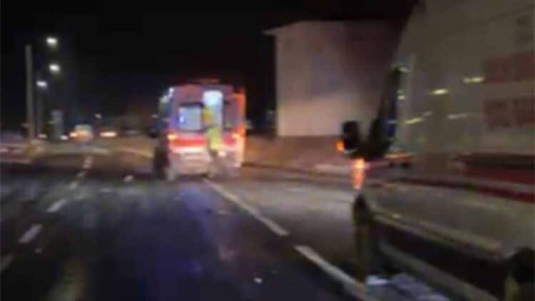 İşçi servis minibüsüyle hafif ticari araç çarpıştı: 1 ölü, 14 yaralı