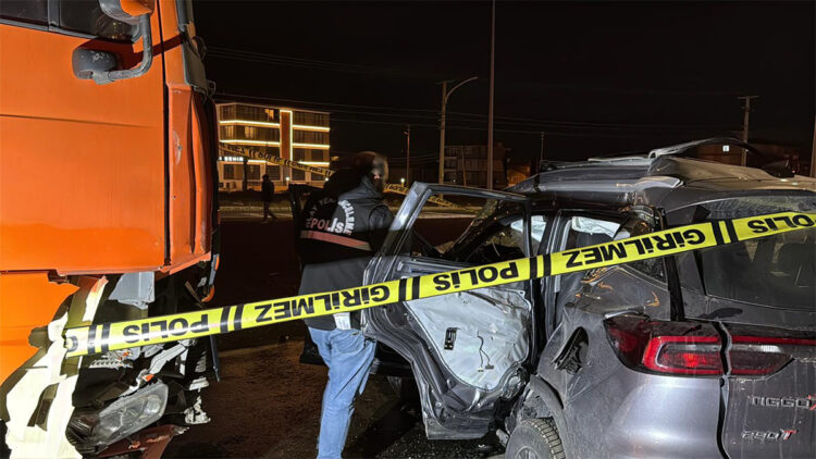 Işık ihlali yapan TIR, otomobile çarptı; 1 ölü, 5 yaralı