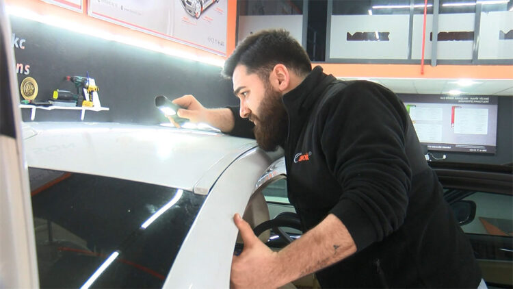 Aracını satarken sunroofun sonradan eklendiğini öğrendi; hastaneye kaldırıldı