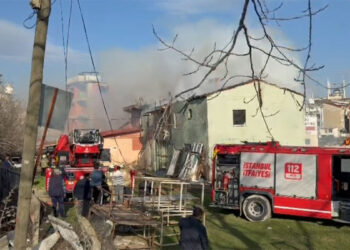 Arnavutköy'de 2 katlı metruk bina alev alev yandı
