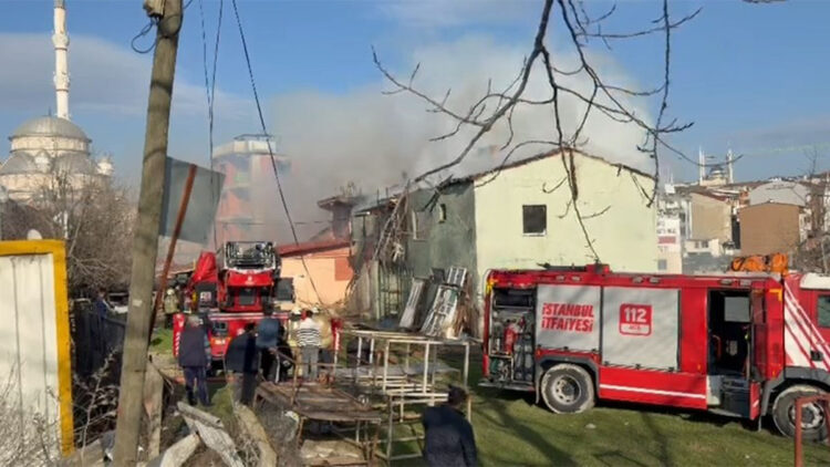 Arnavutköy'de 2 katlı metruk bina alev alev yandı