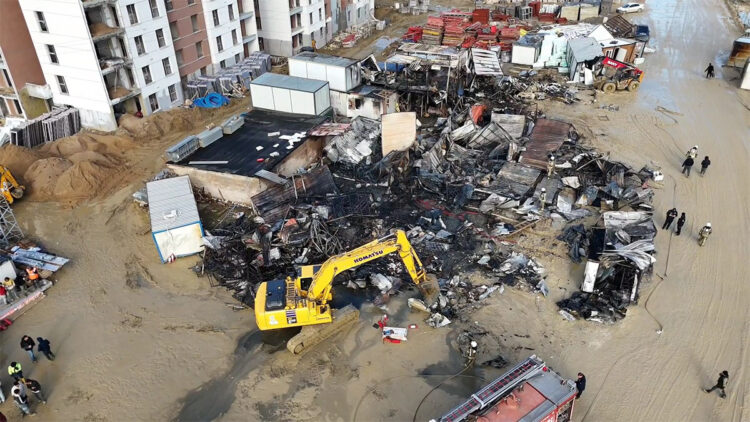 Arnavutköy'de inşaat işçilerinin kaldığı konteynerde yangın