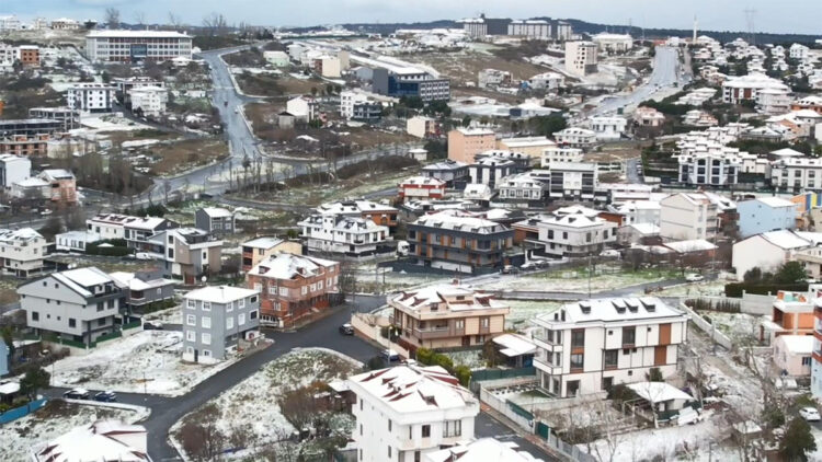 Arnavutköy beyaza büründü; seyirlik görüntüler ortaya çıktı