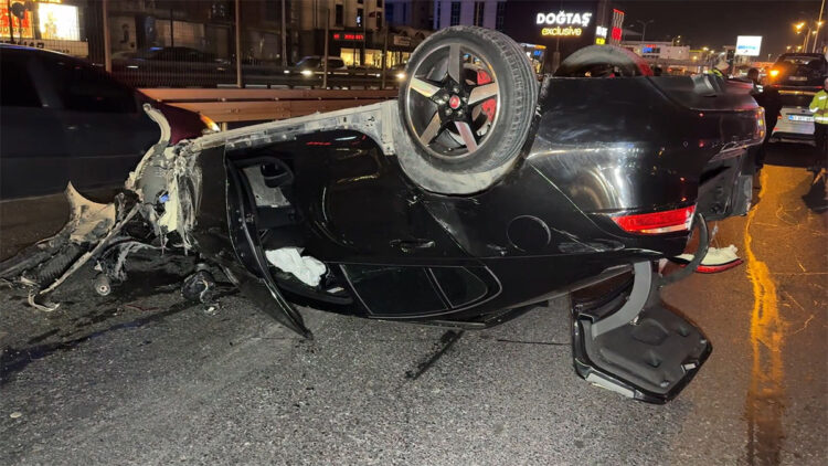 Avcılar'da aydınlatma direği ile 3 araca çarpan otomobil takla attı