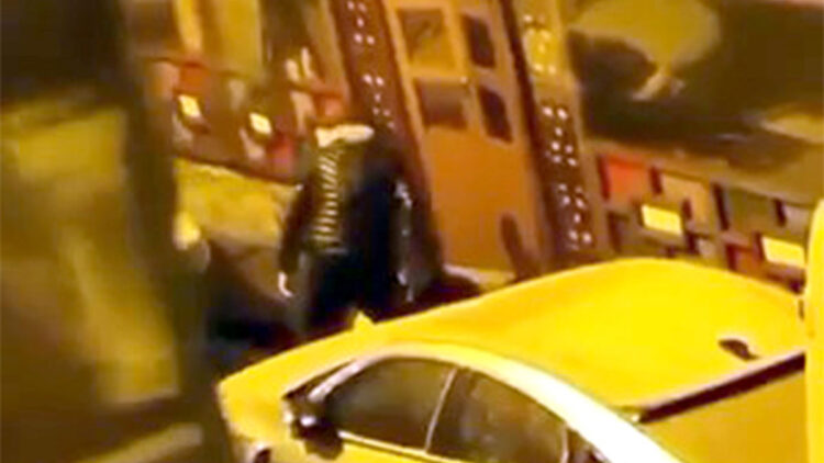 Avcılar'da tartıştığı kadını sokak ortasında darbetti