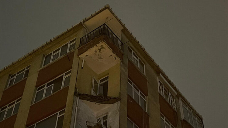 Bahçelievler’de tahliye edilen binanın balkonu çöktü