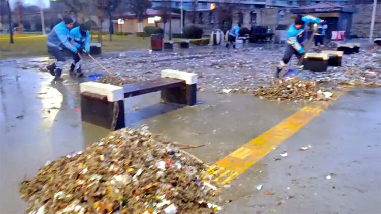 Dalgalarla sahile taşınan atıklar temizlendi