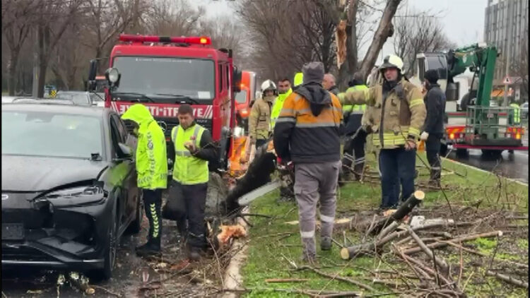 Bakırköy'de rüzgar kabusu; 4 araç birbirine girdi