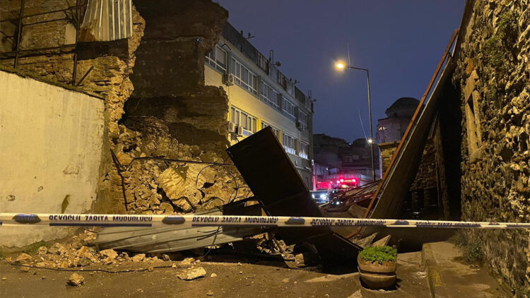 Beyoğlu'nda metruk binanın duvarı çöktü