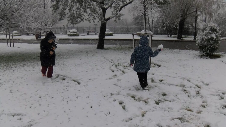 Çamlıca Tepesi'nde aileler ve çocuklar karın keyfini çıkardı