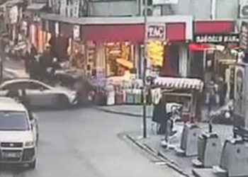 Eminönü'nde otomobil önce motosiklete ardından dükkanın önündekilere çarptı